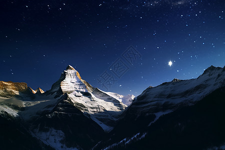 明亮的星空照耀雪山图片