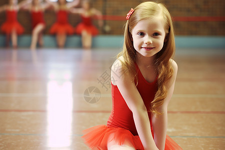 坐在舞蹈室地上的红衣小女孩图片