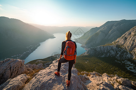 攀登山顶的女人图片