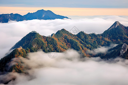 云雾缭绕的山间背景图片