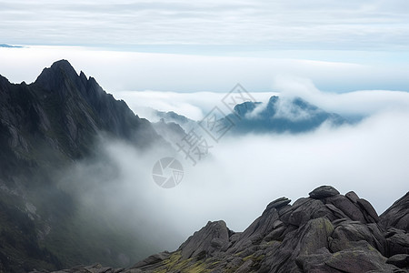 大雾包围的山川图片