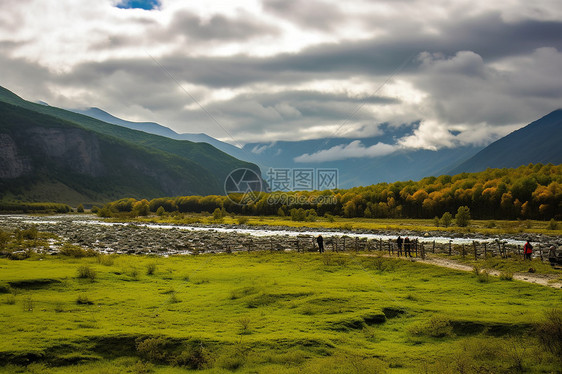 远处的山脉和河流森林风景图片