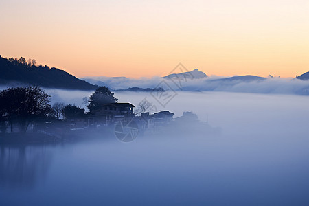 冬季晨雾乡村风景背景图片