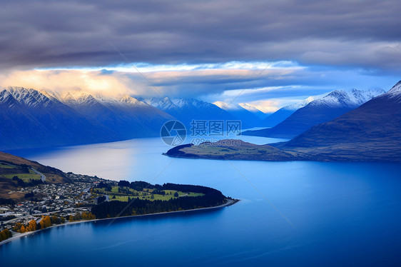 美丽的湖泊和远处的雪山风景图片