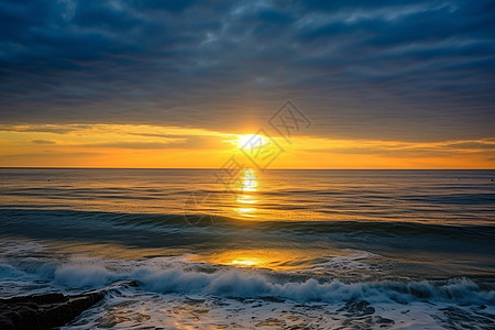 夕阳余晖下的海滩图片