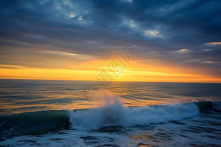 海边潮水拍打起来的海浪背景图片
