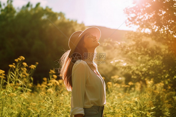 阳光女士在盛开的花园里图片