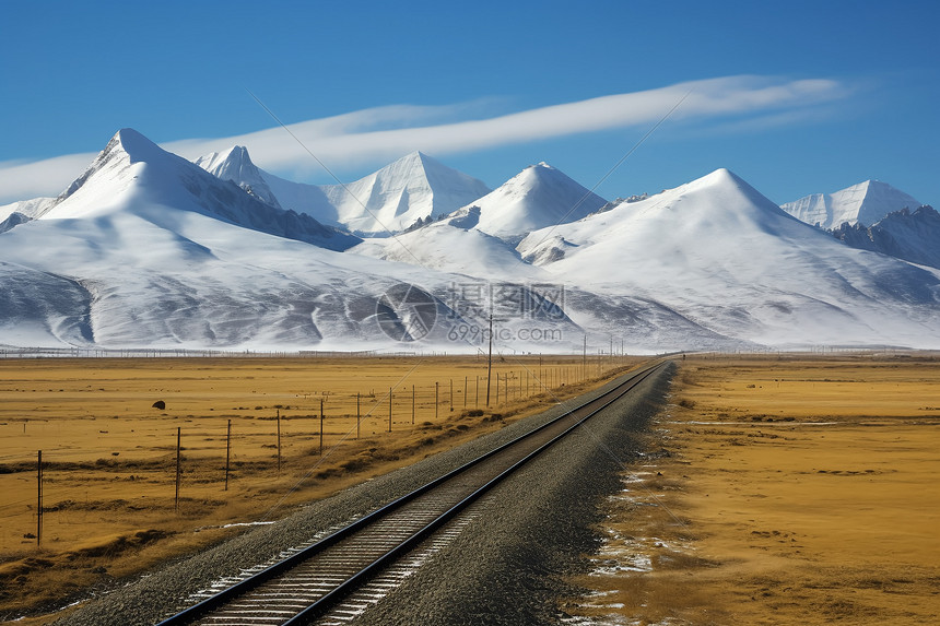 通向雪山的铁路图片