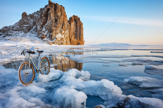 在冰冷的湖面上停着一辆自行车图片
