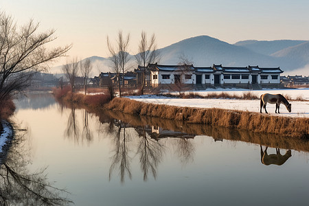 乡村的湖泊和建筑物图片