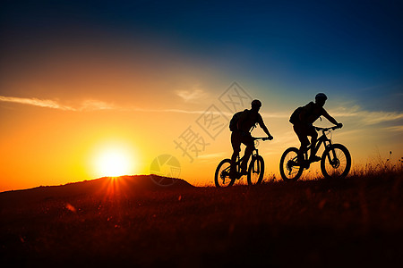 日落的骑行爱好者图片