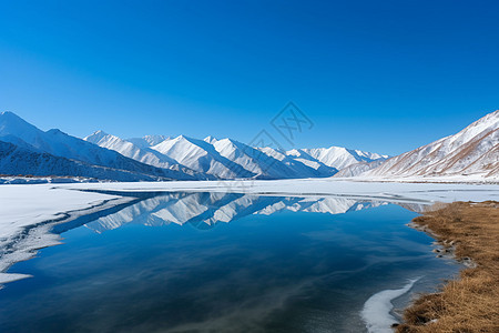 冬季的美丽雪山湖泊图片