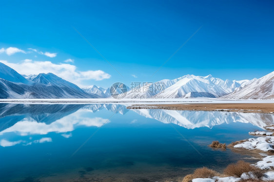 蓝天下的雪山湖泊图片