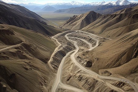 荒野蜿蜒的山间山路图片