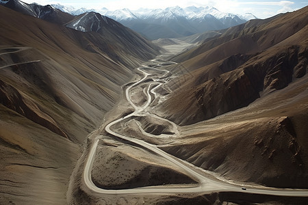 蜿蜒的山间山路图片