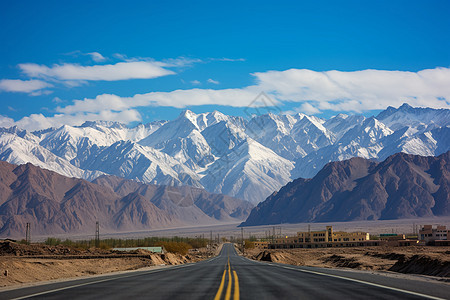 公路和远处的雪山背景图片