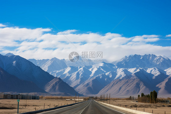 蓝天下的公路和远处的雪山图片