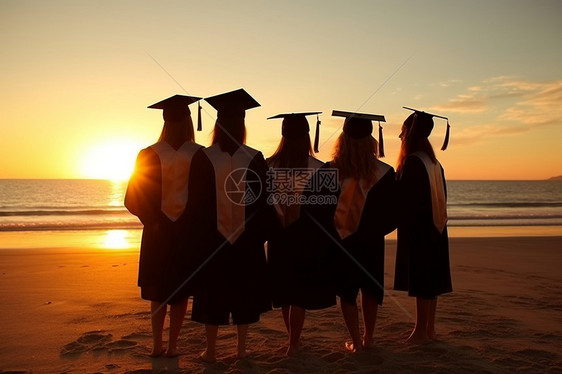 毕业生和她的朋友们站在海滩上图片