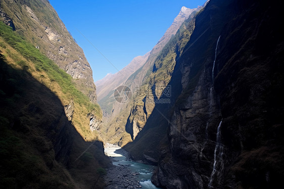 陡峭的峡谷风光图片