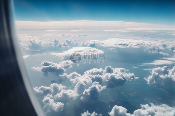 从飞机窗口看到蓝色天空图片