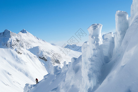 男人在雪山步行背景图片