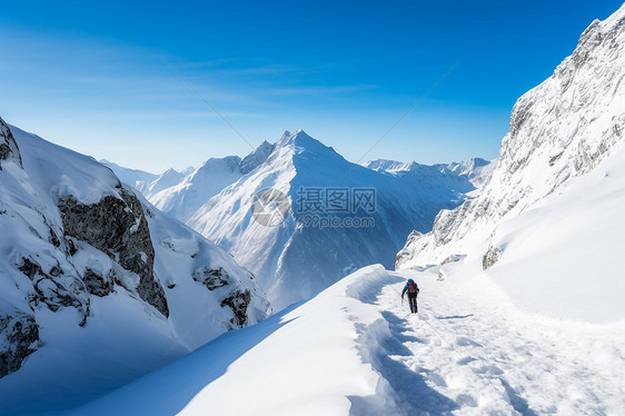 一个孤独的登山人图片