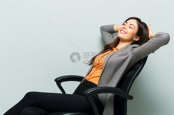 办公椅上的女商人图片