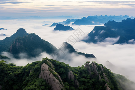 云雾笼罩的山脉图片