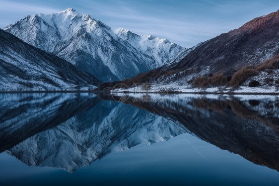 湖泊里的雪山倒影图片