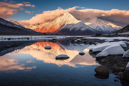 湖泊雪山图片