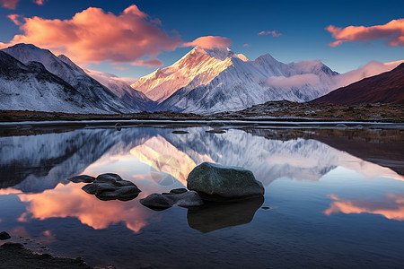 雪山边的湖泊图片