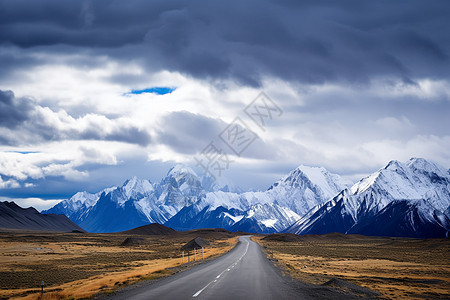 户外的公路与雪山图片