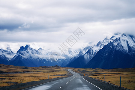 背景雪山的公路图片