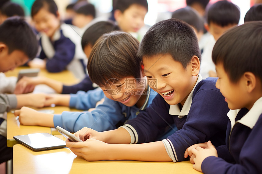 课堂上欢笑的小学生高清图片下载-正版图片600223872-摄图网