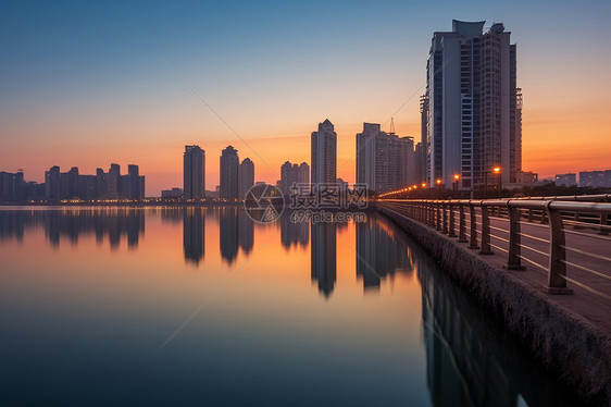 傍晚时分的沿海城市景观图片