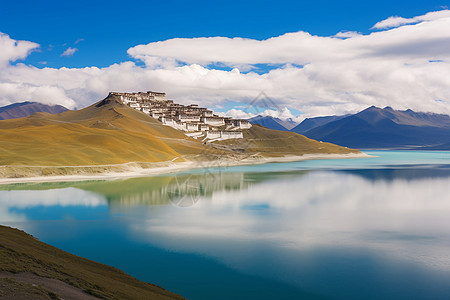 与雪山衔接的湖泊图片