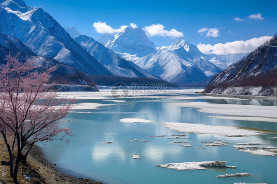 高原地区的的雪山景观图片