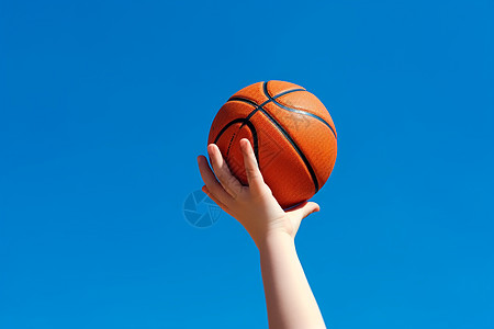 儿童在蓝天下抓住篮球图片