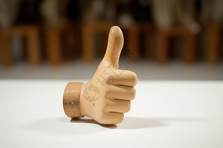 竖起大拇指的木雕图片