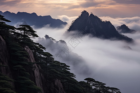 云雾环绕的大山图片