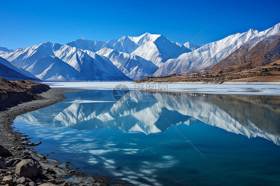 大山旁的美丽雪景图片