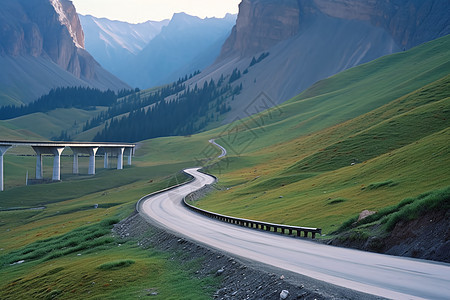 山间蜿蜒的公路图片