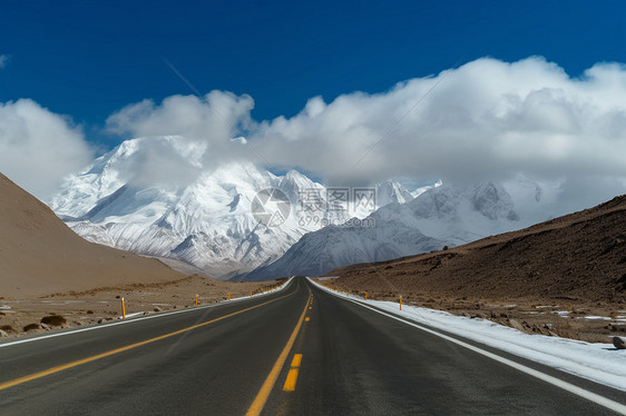 公路尽头的雪山图片