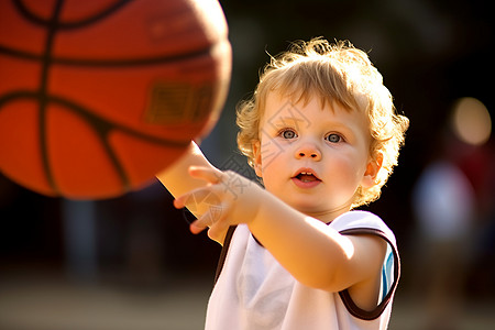 可爱的小男孩喜爱篮球图片