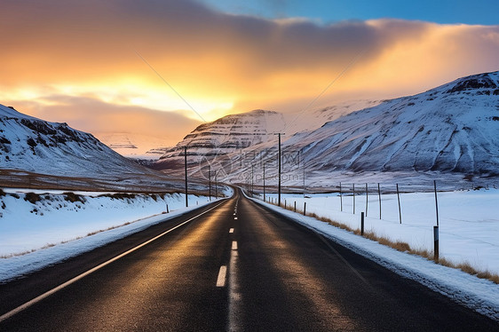 冬季的公路雪山图片