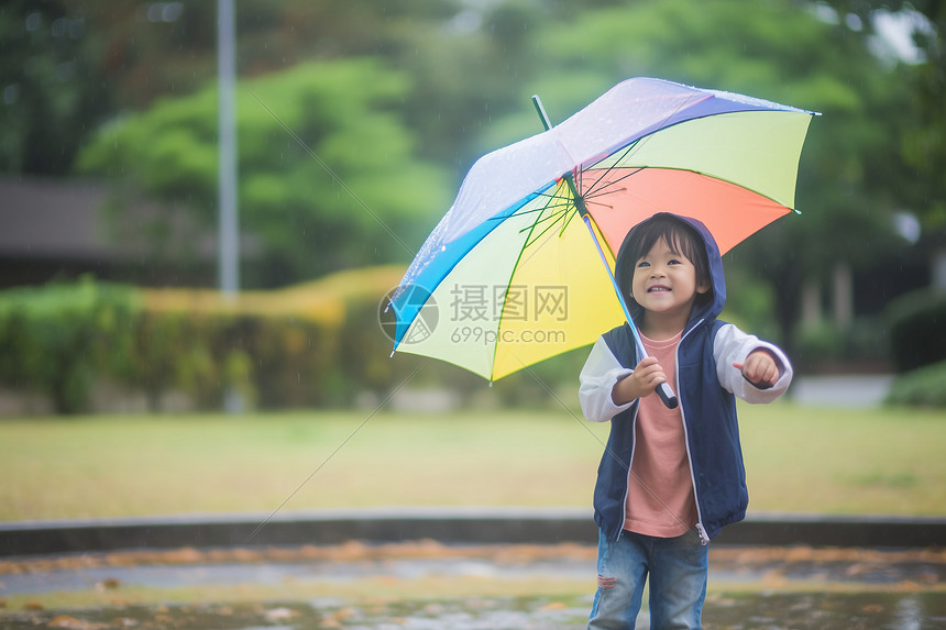 撑彩虹伞的孩子图片