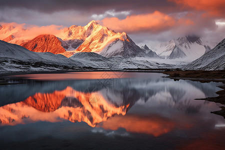 寒冷的雪山湖泊图片