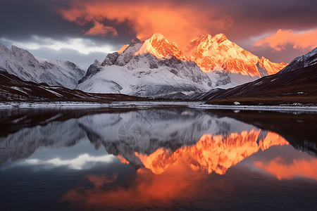 雪山下的湖泊图片