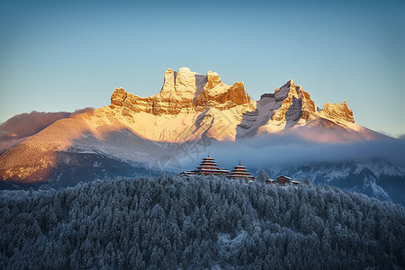 高耸的山峰背景图片