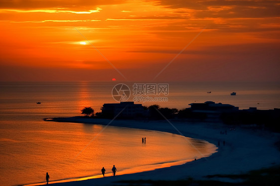 夕阳下的海岸线图片